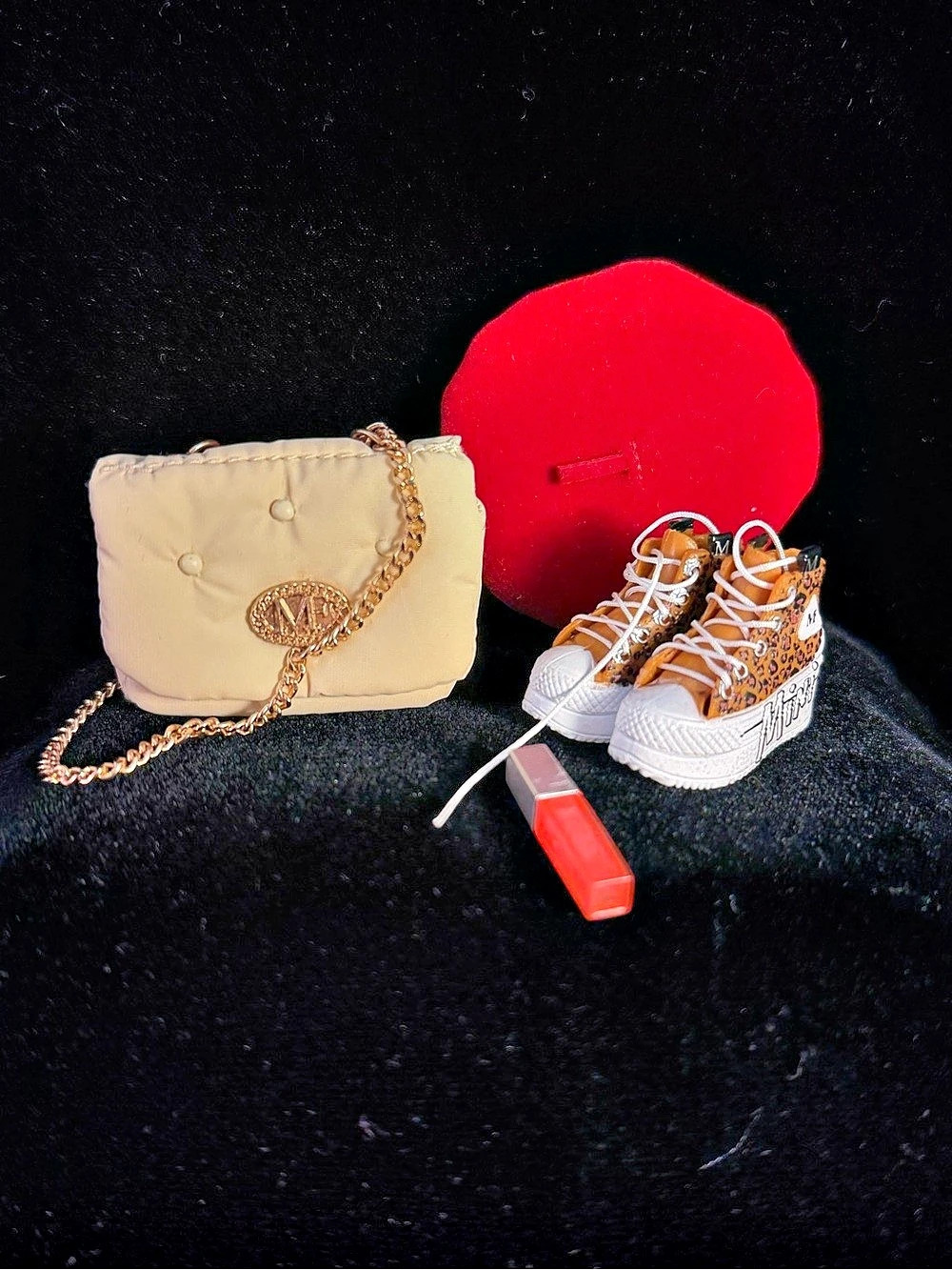 Zuru Mini Brand Fashions Series 4 Shoulder Bag Set in Cream & Red